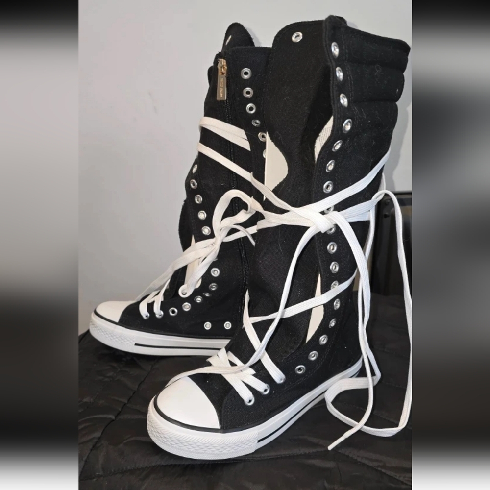 NEW Knee High Black and White Tall Lace-Up Canvas Runners - 6US